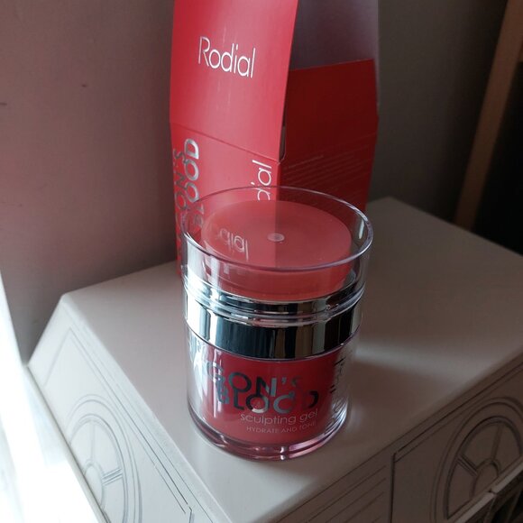 New in Box Rodial Dragon's Blood Sculpting Gel, 1.7oz / 50ml - Picture 2 of 2